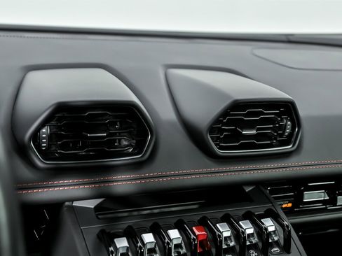 Used 2020 Lamborghini Huracan EVO image 30