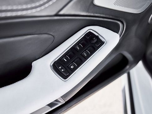 Used 2017 Aston Martin Vanquish S image 39