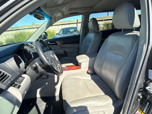 Used 2013 Toyota Highlander Limited image 24