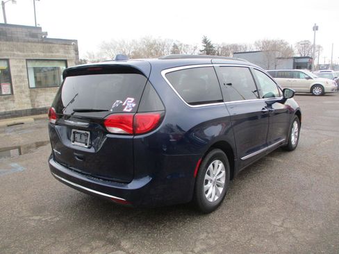 Used 2017 Chrysler Pacifica Touring-L image 5