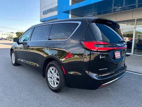 Used 2025 Chrysler Pacifica Select FWD image 7
