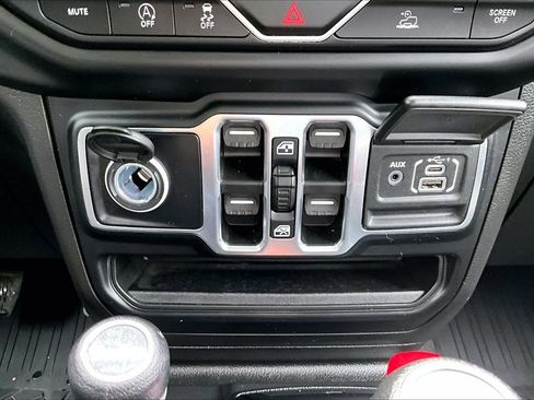 Certified 2022 Jeep Wrangler Unlimited Sahara w/ Cold Weather Group AWD/4WD image 17