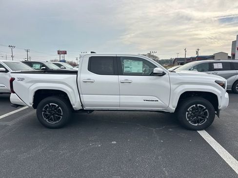 Used 2025 Toyota Tacoma TRD Sport image 2