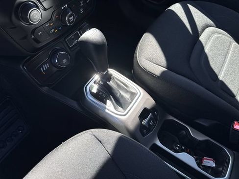 Used 2022 Jeep Renegade Latitude w/ Convenience Group AWD/4WD image 21