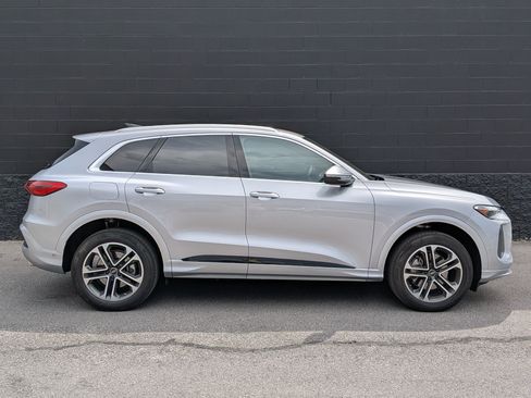Used 2025 Audi Q5 Premium w/ Convenience Package AWD/4WD image 5