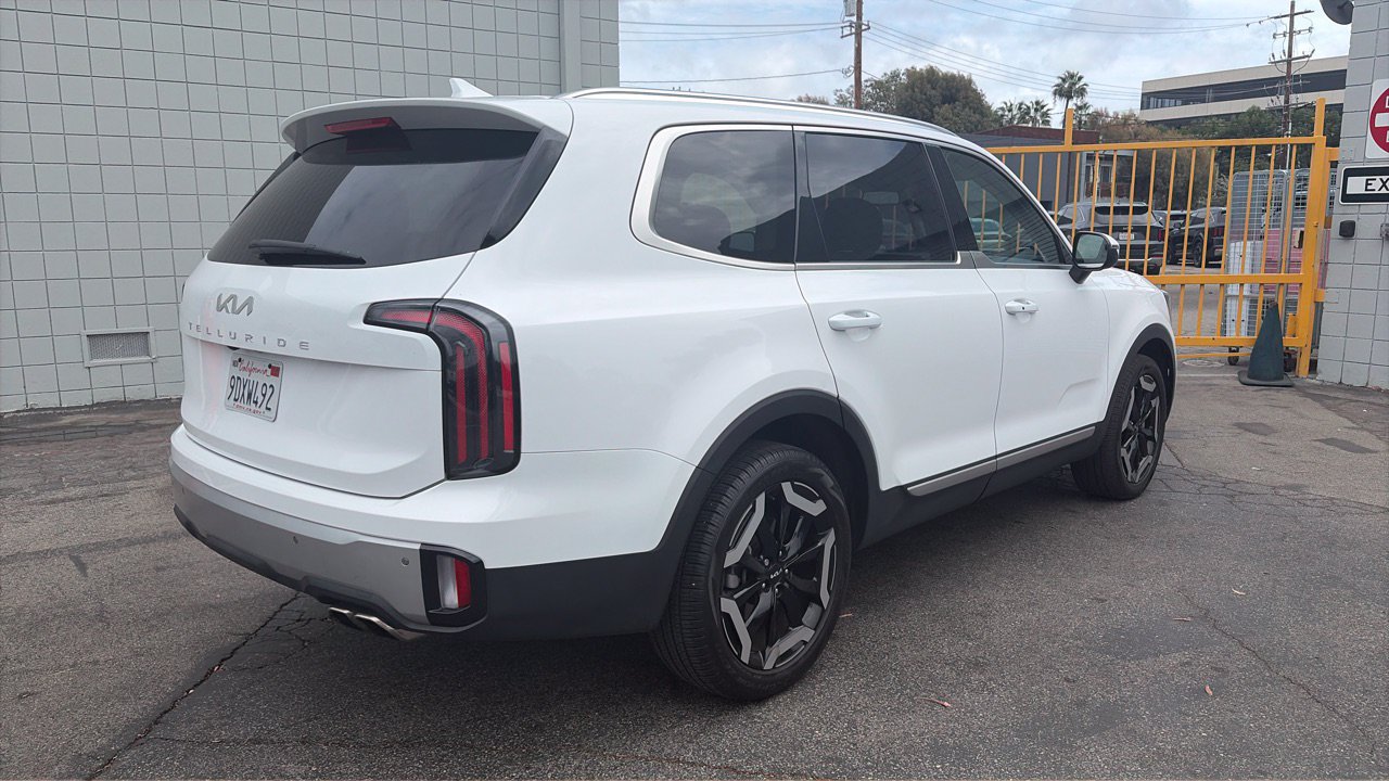 Certified 2023 Kia Telluride EX w/ EX Captain's Chair Package FWD image 3