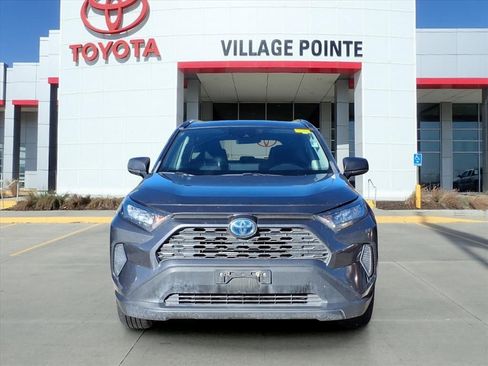 Used 2020 Toyota RAV4 LE image 2