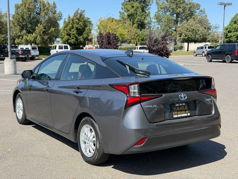 Used 2022 Toyota Prius LE image 3