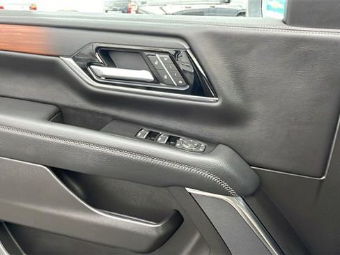 Used 2025 GMC Yukon XL Denali image 28