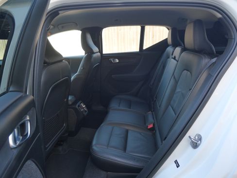 Used 2023 Volvo XC40 B5 Core image 9