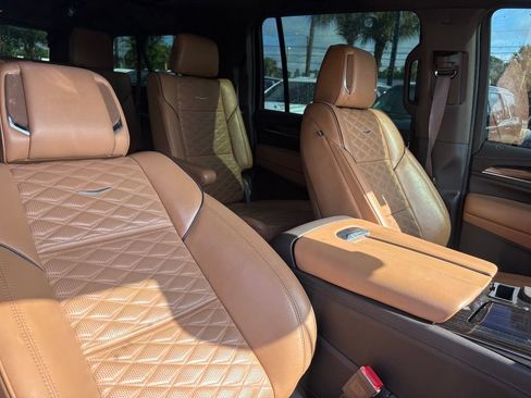 Used 2023 Cadillac Escalade ESV Premium Luxury AWD/4WD image 17