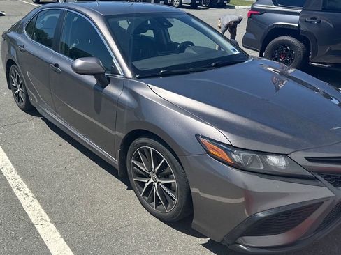 Used 2021 Toyota Camry SE FWD image 1