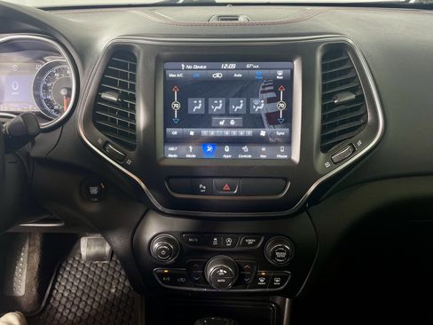 Used 2019 Jeep Cherokee Trailhawk w/ Cold Weather Group image 20