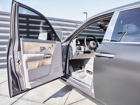 Used 2025 Rolls-Royce Phantom Sedan RWD image 35