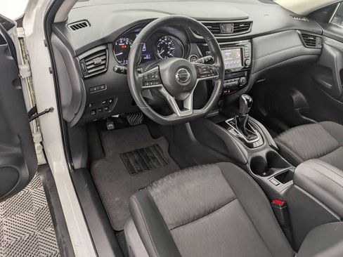 Used 2018 Nissan Rogue SV image 2