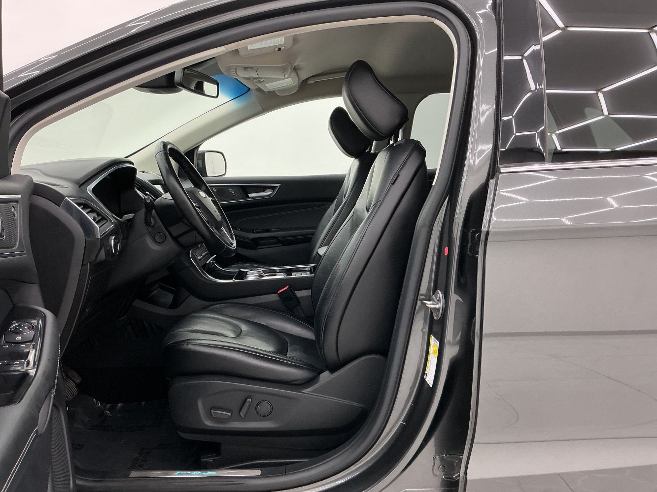 Used 2020 Ford Edge Titanium FWD image 14