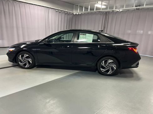 Used 2025 Hyundai Elantra Limited FWD image 4