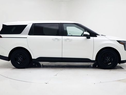 Used 2025 Kia Carnival FWD image 3
