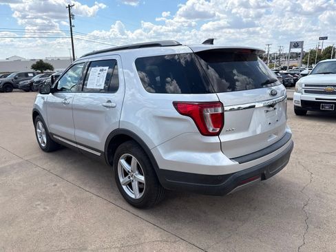 Used 2019 Ford Explorer XLT FWD image 5