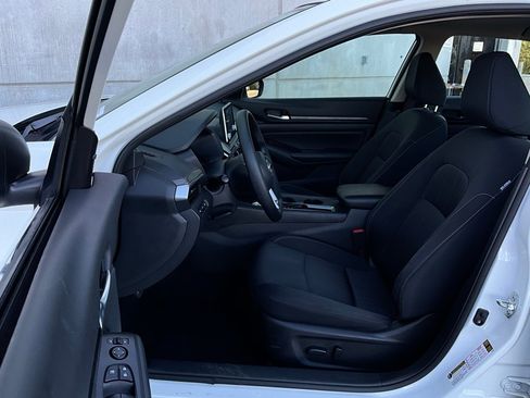 Used 2025 Nissan Altima 2.5 SV image 10