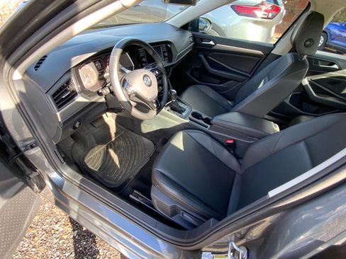 Used 2019 Volkswagen Jetta SE image 2