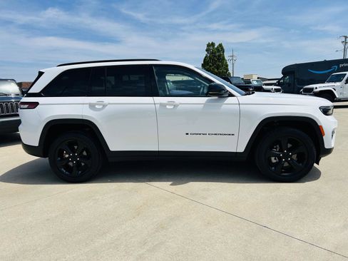 Used 2023 Jeep Grand Cherokee Limited w/ Black Appearance Package AWD/4WD image 42