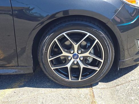 Used 2015 Ford Focus SE w/ SE Sport Package FWD image 9