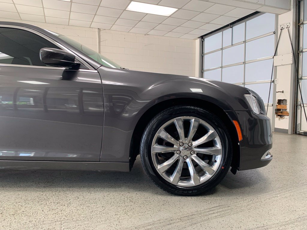 Used 2019 Chrysler 300 Touring w/ Quick Order Package 2EF RWD image 9