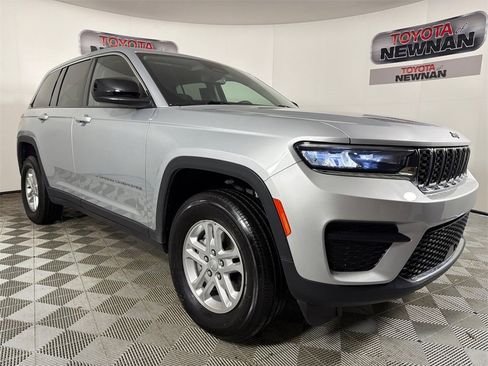 Used 2023 Jeep Grand Cherokee Laredo image 1