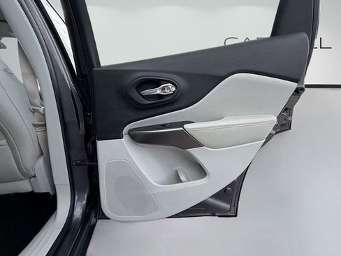 Used 2020 Jeep Cherokee Limited image 18