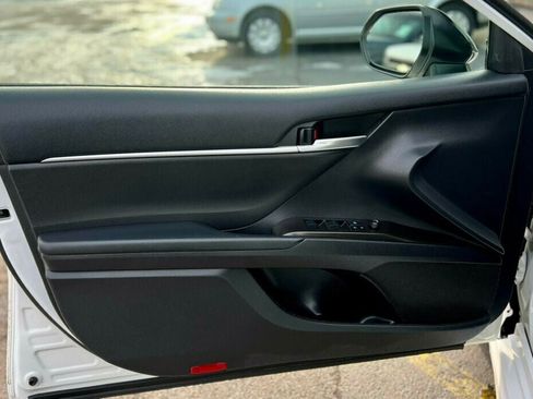 Used 2021 Toyota Camry SE image 12