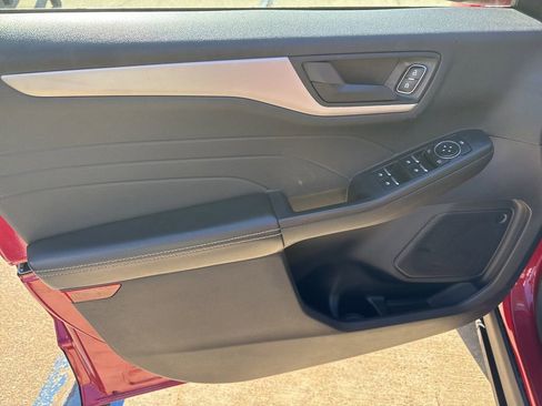 Used 2022 Ford Escape SE w/ Cold Weather Package image 9