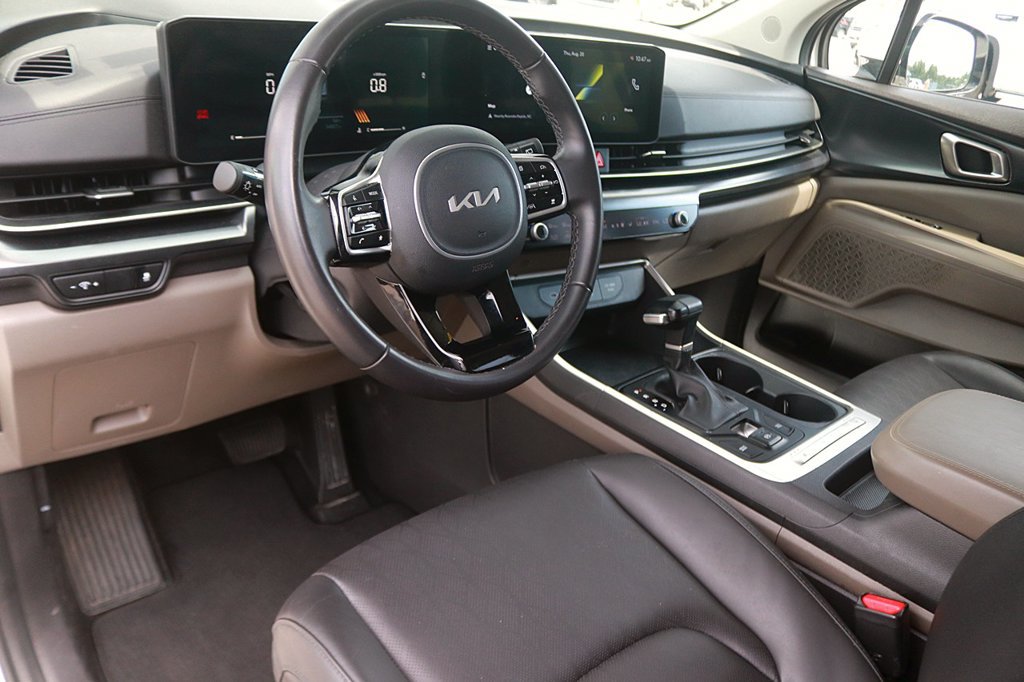 Used 2025 Kia Carnival FWD image 12