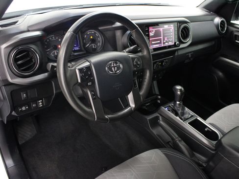 Used 2020 Toyota Tacoma TRD Off-Road w/ Technology Package AWD/4WD image 13