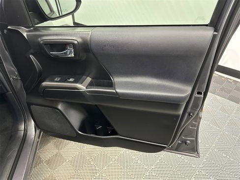 Used 2021 Toyota Tacoma TRD Off-Road image 15