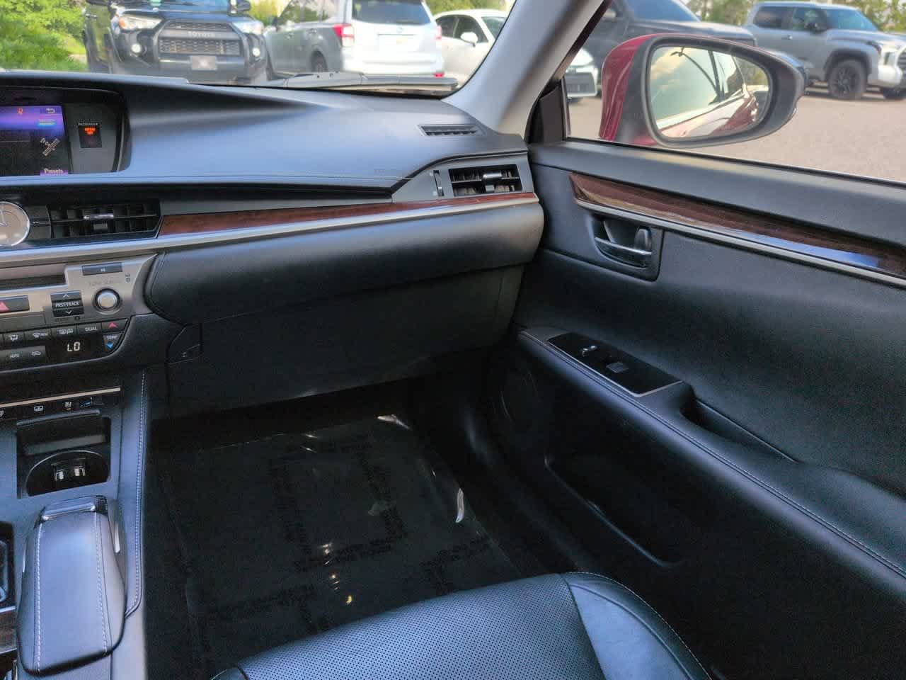 Used 2018 Lexus ES 350 w/ Luxury Package w/Wood Trim FWD image 16