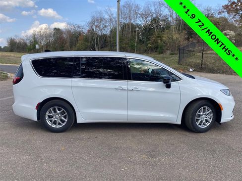 New 2026 Chrysler Pacifica Select image 7