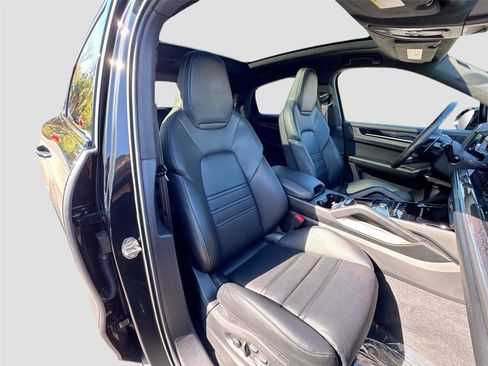 Used 2025 Porsche Cayenne Turbo image 16
