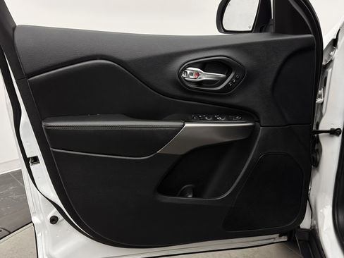 Used 2019 Jeep Cherokee Limited w/ Technology Group FWD image 12