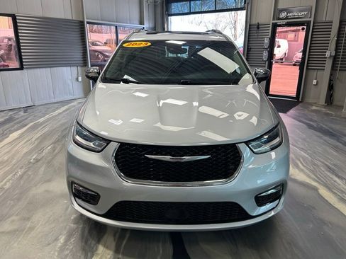 Used 2023 Chrysler Pacifica Limited image 35