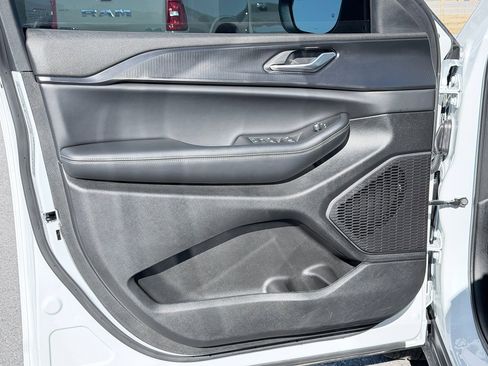 Used 2025 Jeep Grand Cherokee L Laredo w/ Luxury Tech Group I image 31