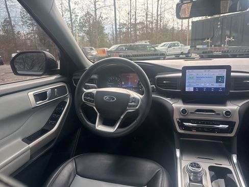Used 2022 Ford Explorer XLT w/ Equipment Group 202A image 9