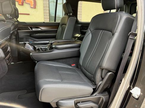 Used 2022 Jeep Grand Wagoneer Series II AWD/4WD image 12