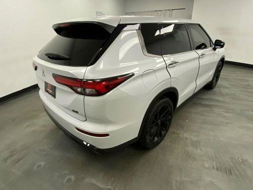Used 2023 Mitsubishi Outlander SE Black Edition AWD/4WD image 7