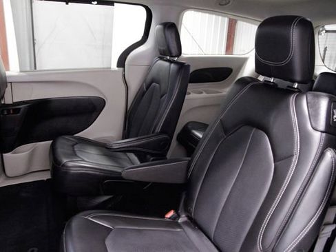 Used 2024 Chrysler Pacifica Touring-L image 17