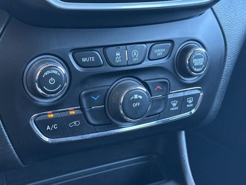 Used 2021 Jeep Cherokee Latitude FWD image 22