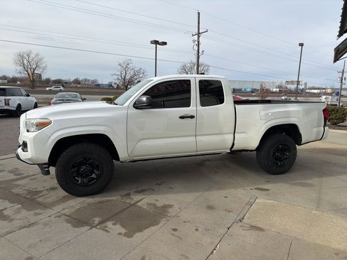 Used 2018 Toyota Tacoma SR image 9
