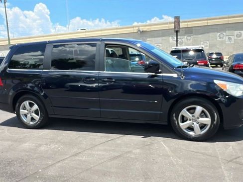 Used 2010 Volkswagen Routan SE FWD image 6