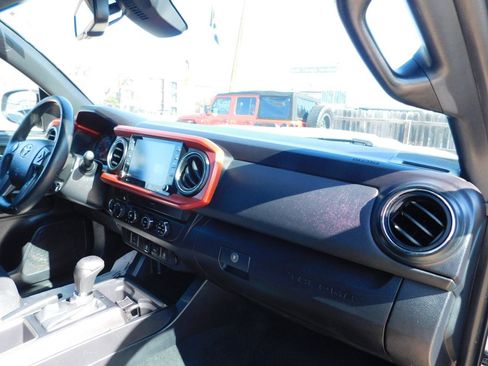 Used 2020 Toyota Tacoma TRD Sport image 16