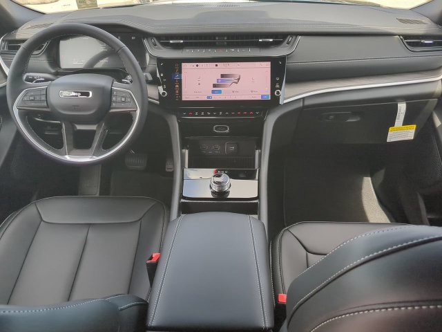 New 2027 Jeep Grand Cherokee Limited RWD image 14